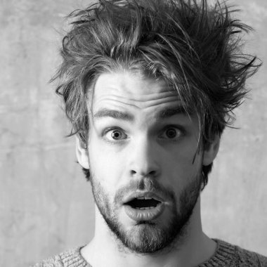 Şaşırmış adam suratı, kapat şunu. Açık ağızlı komik adam, yakın plan. Genç seksi adam ya da yakışıklı beyaz adam portresi