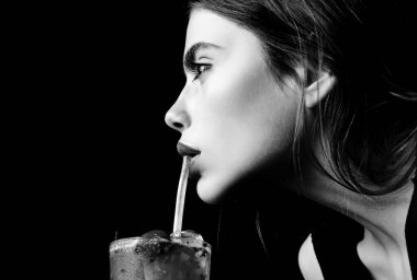 Siyahlı kokteyli olan yakın plan kadın. Lüks tatil kavramı.