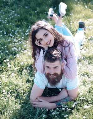 Doğa geçmişi olan bir çift. Erkek ve kadın bahar günü çimlerde yatıyorlar. Birbirine aşık çiftler dışarıda vakit geçirir..