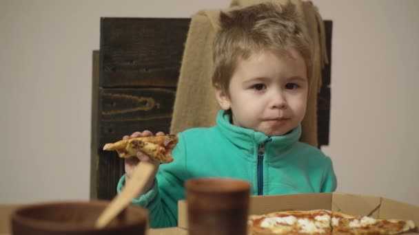 Gyerekek gyorskaja. Pizzaidő. A srác pizzát eszik. Mocskos kaja. Olasz konyha. — Stock videók