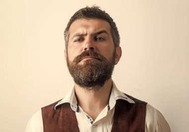 Sakallı, sakallı, ciddi yüzlü, gömlekli, izole bir adam..