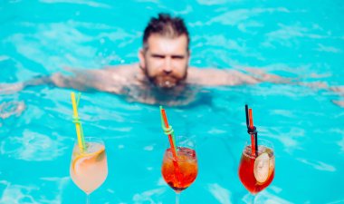 Havuzda kokteyl var. Yaz tatili. Kokteylle sahilde dinleniyorum..