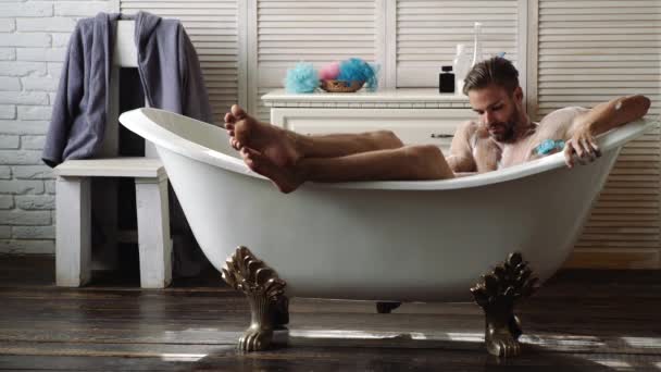 Душ. Гей хлопець у ванні. Догляд за тілом. Красивий чоловік миється в душі. Голий чоловік з мокрим тілом. Виконання ранкової рутини . — стокове відео