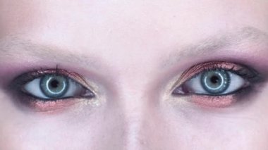 Güzellik göz makyajı. Göz farı takılıyor. Moda ve güzellik ürünleri..