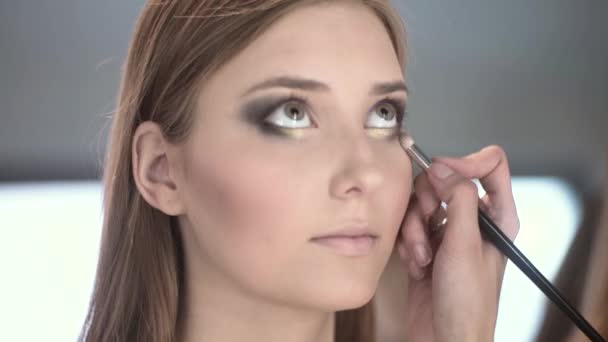 Visage. Eyeshadow Make-up auftragen. Professioneller Maskenbildner. — Stockvideo