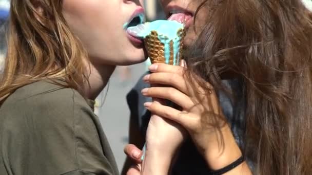 Las chicas comen helado. Día de verano. Mujeres lamiendo helado. Chicas amistad. — Vídeos de Stock