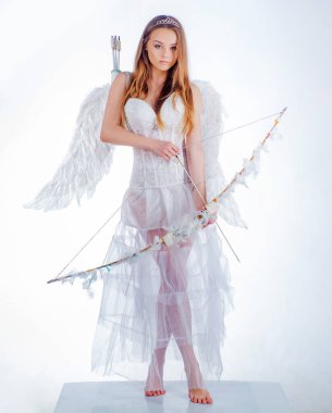 Aşk tanrısı kızı aşk okuyla birini hedef alıyor. Aşkın oku. Sevgililer günü aşkı. Sevgililer Günü. Aşık melek. Aşk tanrısı güzel bir kız.