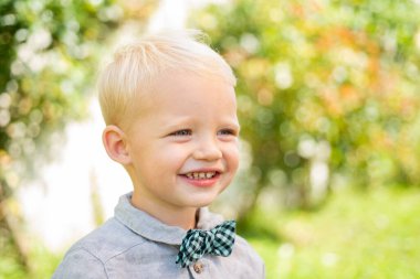 Gülümseyen bahar çocuğu. Küçük çocuğun güneşli portresi. Mutlu çocukluk.