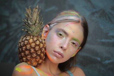 Güzellik yaz makyajı. Soyut makyaj. Vogue tarzı. Ananas meyveli bir kadın. Yaz mevsimi havası.