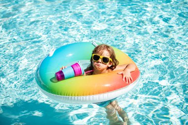 Havuzdaki komik çocuk kokteyl içiyor. Çocuk yaz tatili tatili. Aquapark 'taki çocuk. Çocukluk.