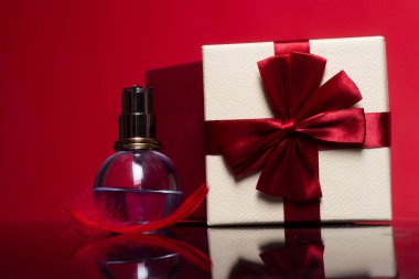Parfümeri kozmetiği. Güzel Şişe Parfümü. Makyaj ve Güzellik. Aroma konsepti. Kadın hediyesi.