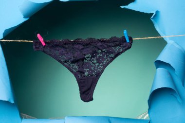 Kadın dantelli külot. Renkli erotik külot. İpte kadın donu. Çamaşır ipinde siyah külot. Kadın iç çamaşırı.