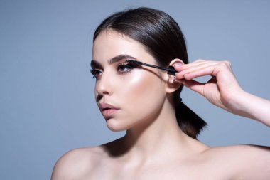 Black Mascara sürüyorum. Kirpikli kadın. Mükemmel makyaj. Güzellik ve Kozmetik.