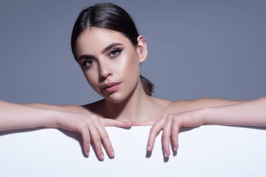 Mesajın burada. Boş tahtası olan kadın. Reklam iletisi.