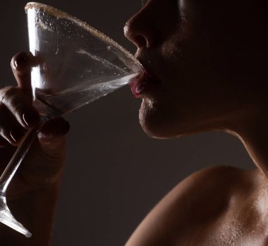 Yakın çekimde martini içiyorum. Alkol partisi. Kız kokteyli.