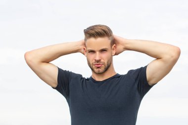 Yakışıklı bir erkek portresi. Moda stili eşcinsel adam. İzole edilmiş. Erkek şampuanı..