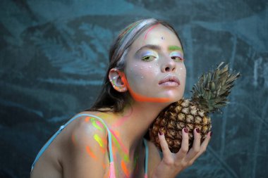 Soyut renkli makyaj malzemesi. Şehvetli kadın yaz makyajı. Ananas meyvesi. Renkli makyajlı moda kızı..