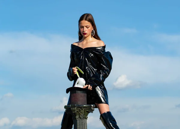 Mujer de Pascua. Conejo mago, ropa elegante. Alicia en el País de las Maravillas. Conejito de peluche. Concepto de moda. — Foto de Stock