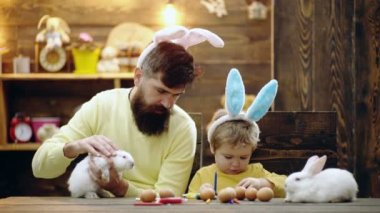 Paskalya Bayramı. Küçük tavşancık. Tavşan kulaklı baba ve çocuk. Babalık kavramı.
