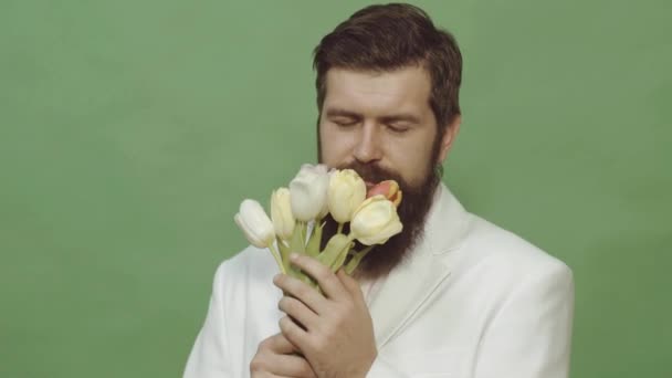Uomo con bouquet di tulipani. Vacanze primaverili. Festa della donna. barbuto ragazzo tiene fiori. — Video Stock