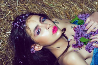 Genç yüz portresi, kadın model, güzel kadın. Spa, güzellik ve moda, gençlik ve doğa, bahar ve yaz.