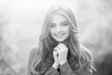 Genç yüz portresi, kadın model, güzel kadın. Dışarıdaki kız.