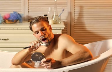 Hijyen rutini, sakallı adam küvette sakal tıraşı..