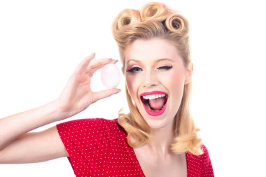 Paskalya tavşanı kulaklı mutlu kadın göz kırpıyor. Öp ve göz kırp. Paskalya tavşanı kostümü giymiş seksi manken. Güzel kız Paskalya yumurtası için avlanır. Öp ve göz kırp.