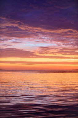 Ufuk çizgisinde gün doğumu güneşi. Okyanusun üzerinde doğal gün batımı. Dramatik gökyüzü.