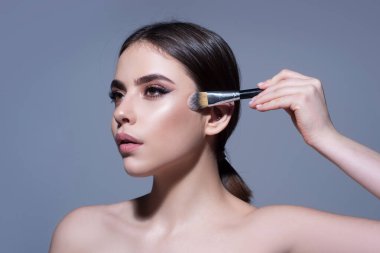 Güzellik ve kozmetik ürünleri. Makyaj fırçası olan kadın. Yüzüm. Cilt bakımı.