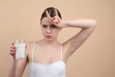 Süt laktoz. Vegan insanlar konsepti. Vejetaryen kadın. Sebze ye. İnek keçi kız, sağlıklı yaşam tarzı..