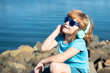 Yaz titreşimleri. Kulaklıklı çocuk. Müzik dinliyordum. Kulaklıklı çocuk dışarıda..