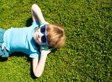 Kulaklık takmış, müzik dinleyen tatlı bir çocuk..