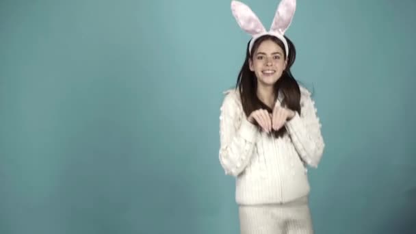 Chica conejo con orejas y cola. Divirtiéndose. Mujer de Pascua saltando con cola de conejo. Estado de ánimo infantil. — Vídeos de Stock