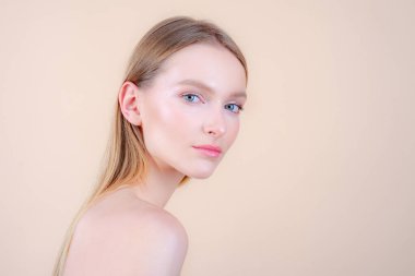 Doğal güzellik makyajı. Kozmetik prosedürleri. Sağlıklı cilt.