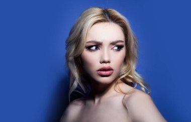 Yakından üzgün, güzel kadın portresi. Tiksinti duyguları. Memnun olmayan kız. İzole edilmiş.