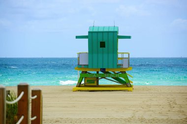 Miami Beach 'teki cankurtaran kulesi. Miami sahilinde güneşli bir gün.