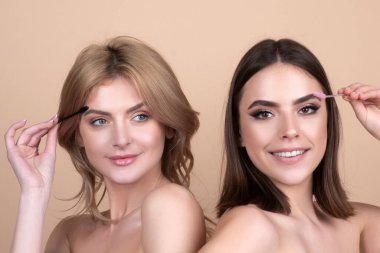 Kaş bakımı ya da canlı bir bakış. Mükemmel kaşlar. Makyaj düzeltmesi. Makyaj fırçalı bir kadın. Güzellik.