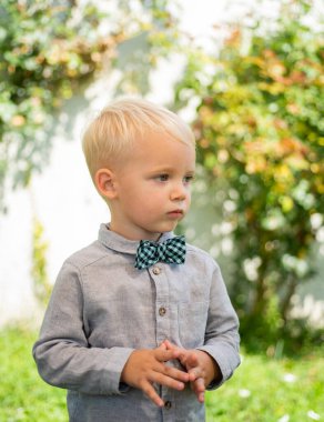 Çocuk centilmen tarzı. Bahçede papyonlu bir çocuk..