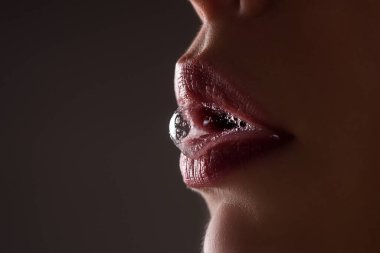 Kadın tükürük filmiyle ağzını açıyor. Erotik ağızdan tükürük damlıyor.