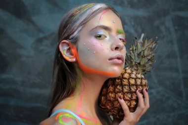 Soyut yaz makyajı. Ananas meyvesi. Renkli makyajlı moda kızı. Renkli makyaj..