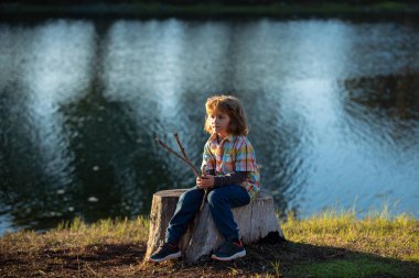 Yalnız çocuk. Yalnızlık, yalnız çocuk. Çocukların bunalımı, zihinsel sorunları. Çocuk duyguları. Olumsuz, sinir krizi..