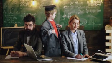 İlkokul öğrenimi ve çocuk konsepti. Aile, çocuklar ve evde eğitim kavramı.