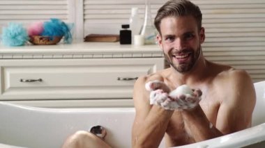 Banyodaki yakışıklı adam. Bakım evi. Adam duşta yıkanıyor. Islak vücutlu çıplak bir erkek. Sabah rutini uygulanıyor.