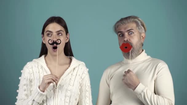 사진 부스 개념. 파티 소작. 가짜 콧수염 과 입술로 즐겁게 노는 부부들. — 비디오