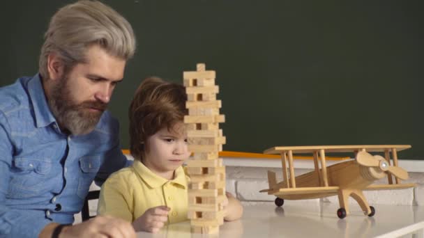 Père et enfant jouent au bloc ensemble. S'amuser bloc de construction. Loisirs à la maison. Paternité. — Video