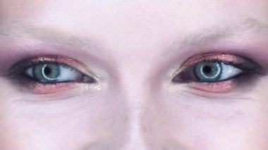 Güzellik makyajını yakından izle. Göz farı takılıyor. Moda ve güzellik ürünleri..