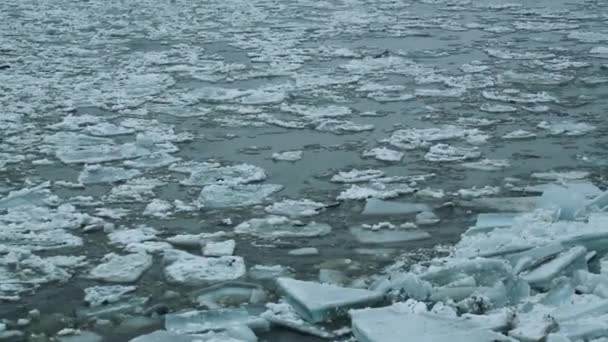 Problème de réchauffement climatique. Changement climatique ou problèmes mondiaux concept. Fonte de la glace sur l'eau. — Video
