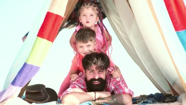 Családi kempingezés. Apa és a gyerekek. Gyerekek a sátorban. Boldog gyerekkori koncepciót. Apaság. — Stock videók
