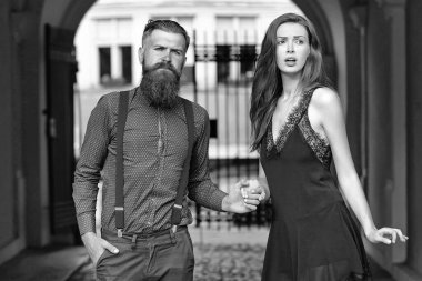 Uzun sakallı, uzun sakallı ve güzel bir kadın ya da siyah elbiseli bir kız. Sokak modası açık havada.